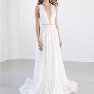 WEDDING DRESS. NEVER WORN! BRAND NEW!